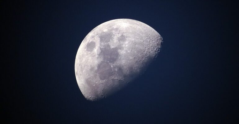 moon-1527501_1280